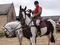 Cotswold Hunt. Ulf på Paintbox starker sig med ett glas portvin före jakten 