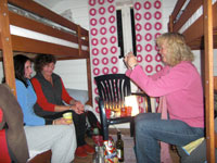 Natali, Kicki och Anne på rummet.